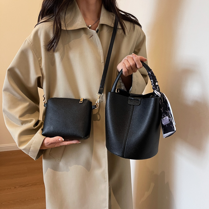 Red PU Bucket Shoulder and Cro - Luxury Bags On Sales recension och pris